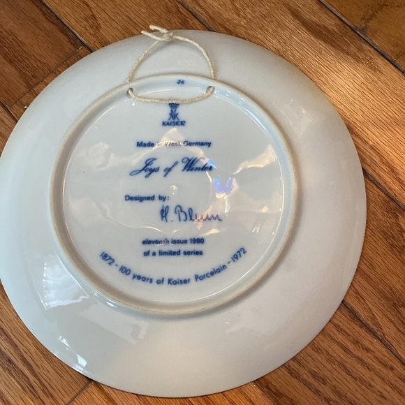 Berlin Christmas Plate 1980 Joys of Winter (English Text) designed by H Bluum - Picture 5 of 7